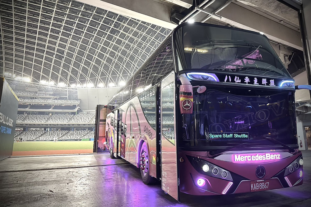 Benz三排椅遊覽車-遊覽車型